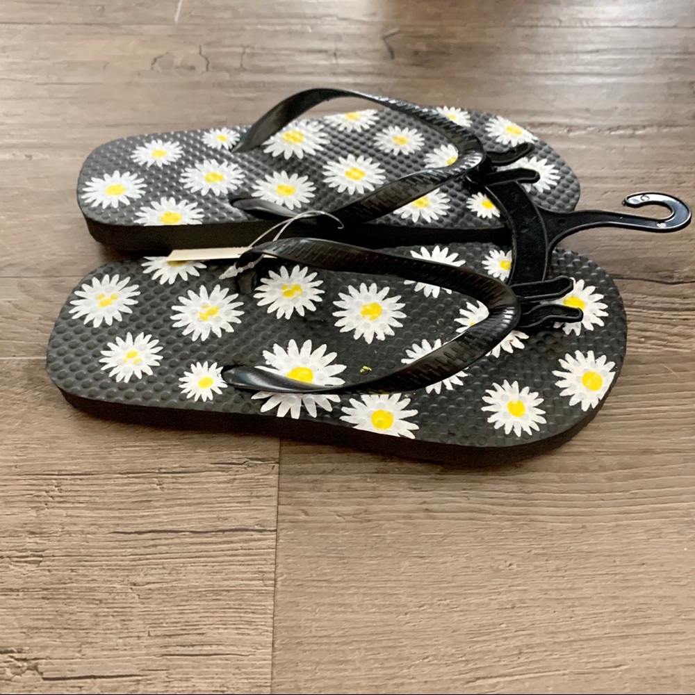 NWT Kid’s Black Daisy Flip Flops - Picture 4 of 5